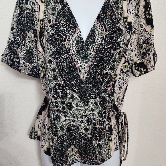 Cupcakes and Cashmere Kabrina Wrap Blouse Women's Size Small - Picture 3 of 13